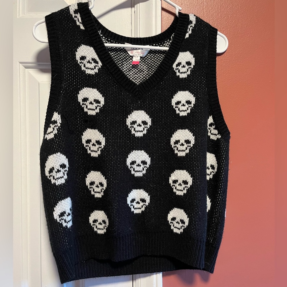 Skull v-neck knit sweater vest